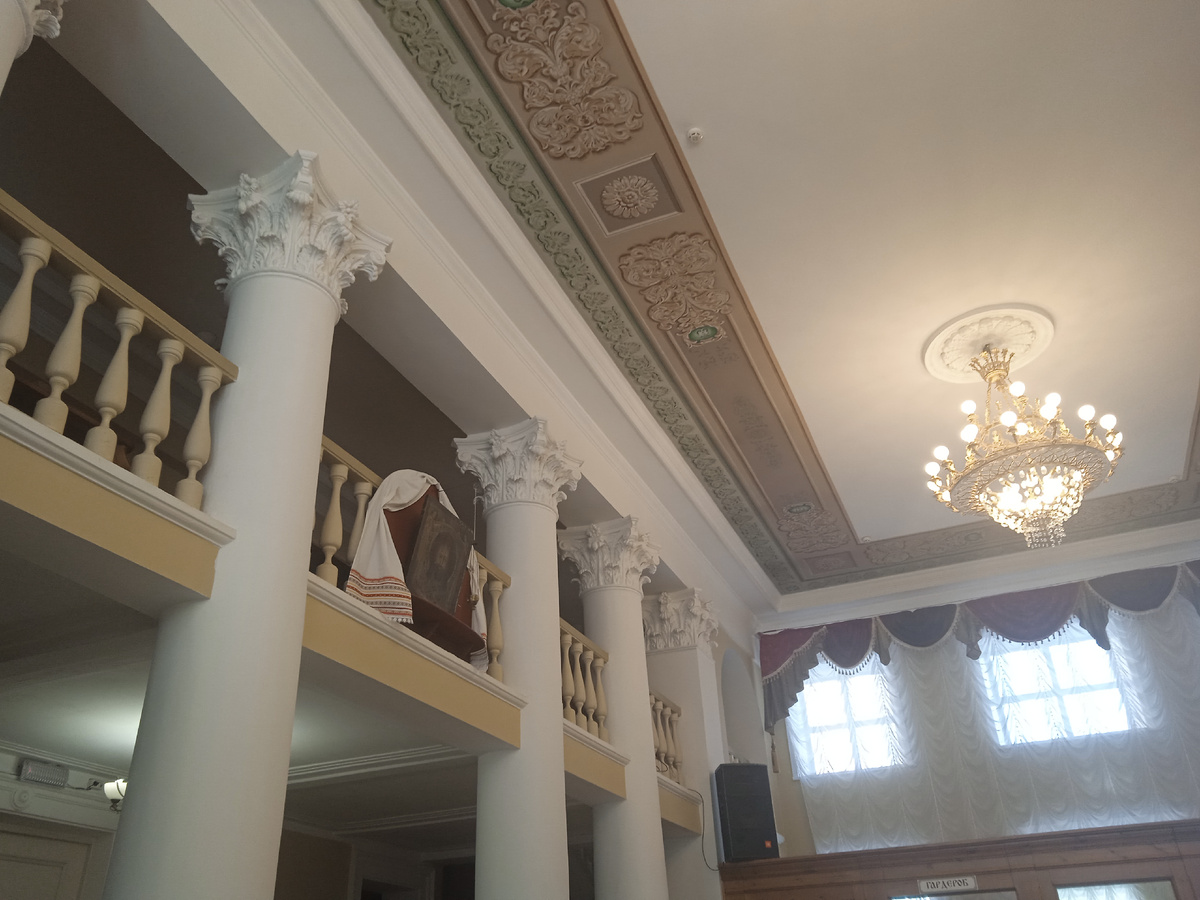 Фойе театра.