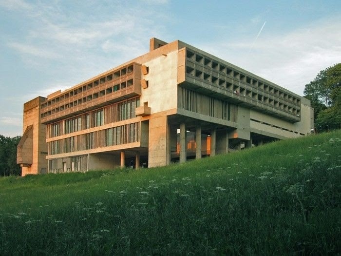 Ле Корбюзье (1887-1965).    Настоящее имя Шарль-Эдуар Жаннере-Гри. Французский архитектор швейцарского происхождения, пионер архитектурного модернизма и функционализма, представитель архитектуры интернационального стиля, живописец и градостроитель, теоретик архитектуры, писатель и публицист.    Ле Корбюзье называют отцом современной архитектуры.    Он заменил наружные несущие стены железобетонными колоннами, размещёнными внутри зданий, пришёл к свободному плану, каркасной системе и перетекающему пространству, снимающему жёсткость межэтажных перекрытий, лёгким подвижным перегородкам.    Некоторые известные работы Ле Корбюзье:Вилла Савой в Пуасси, Монастырь Ла Туретт, Марсельская жилая единица, Капелла в Роншане, Карпентер-центр визуальных искусств в США.    Ле Корбюзье был не только архитектором, но и теоретиком, автором множества книг, которые сыграли значительную роль в распространении идей модернизма. Среди его наиболее значимых работ "В сторону новой архитектуры" и "Город будущего".   Ле Корбюзье почётный доктор университетов в Цюрихе, Кембридже, Колумбии, Женевы, почётный член многих Академий искусств, был награждён французским Орденом Почётного легиона и медалями других стран. 