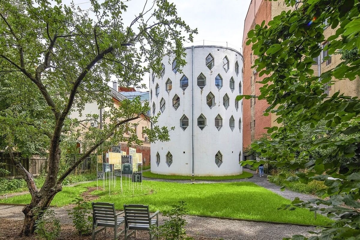 Константин Степанович Мельников (1890-1974, Москва).   Российский архитектор, один из лидеров авангардного направления в советской архитектуре в 1923–1933 годах.   Творчество Константина Мельникова оказало значительное влияние на развитие советской и мировой архитектуры.   Мельников был одним из ведущих представителей конструктивизма в советской архитектуре. Его работы, выполненные в этом стиле стали эталоном для многих архитекторов.    Он активно использовал новейшие строительные материалы и технологии, что делало его работы уникальными и инновационными. Его проекты предусматривали применение стекла и бетона, что придавало зданиям лёгкость и прочность.    Мельников считал, что архитектура должна служить интересам общества и способствовать социальной справедливости. Его проекты предусматривали создание общественных пространств, доступных для всех слоёв населения.    Константин Степанович одним из первых в советской архитектуре занялся поиском архитектурно-художественного образа новых типов зданий.   Например, он запроектировал впервые в советской архитектуре дом-коммуну для малосемейных.  Проекты Мельникова, такие как павильон СССР на Международной выставке в Париже, клуб имени Русакова и Дом Мельникова, стали знаковыми примерами архитектурного мастерства и оказали значительное влияние на развитие зодчества в СССР и во всём мире. 