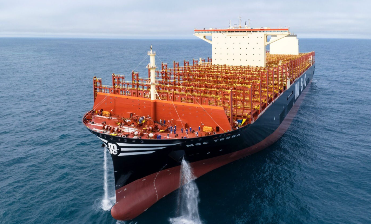 Огромный корабль