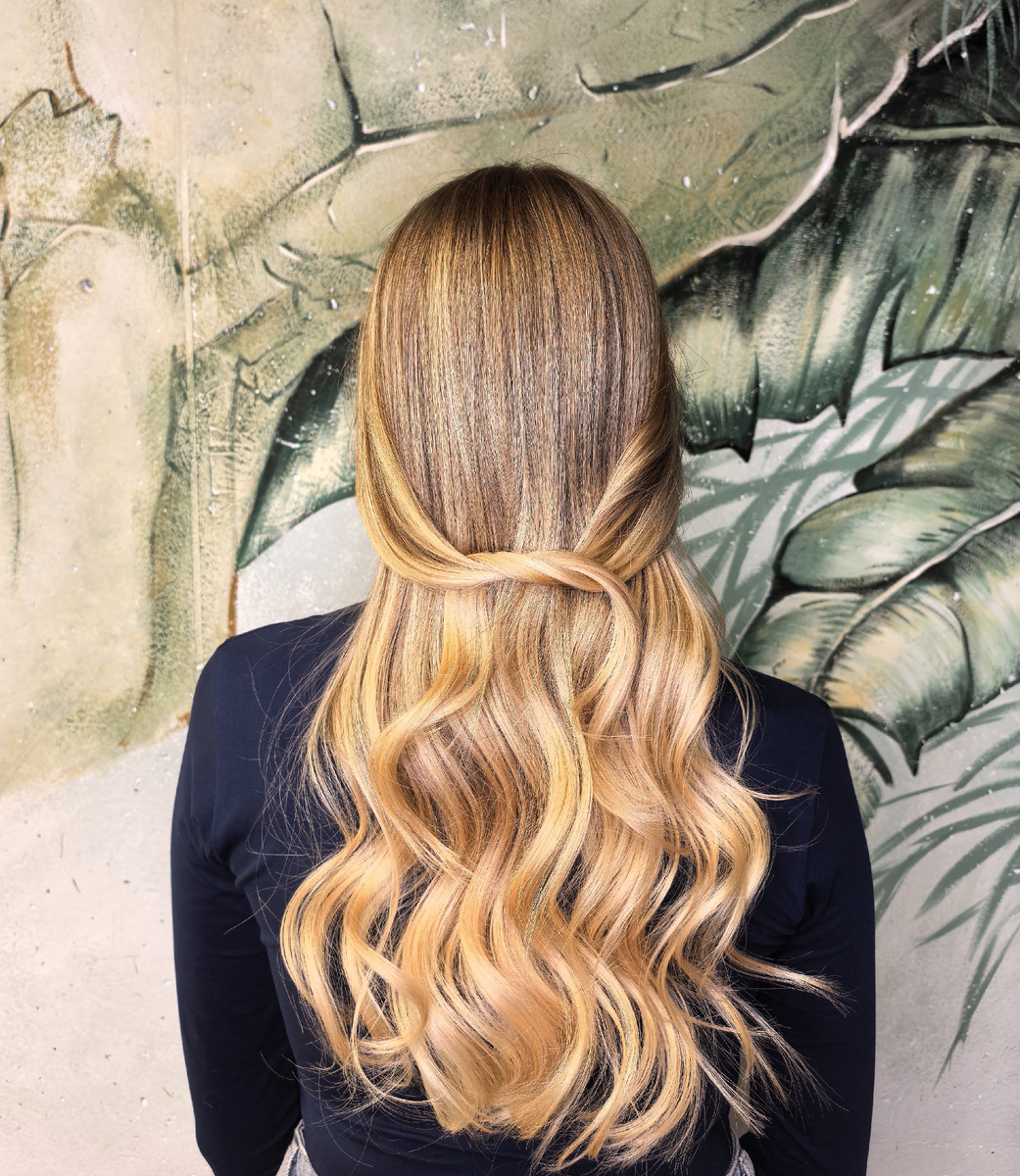 На фото осветление волос и доработка кончиков