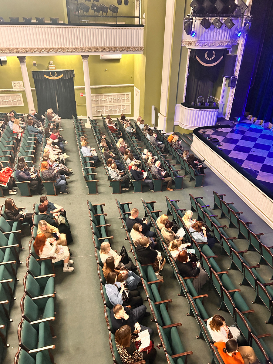 Вон мои девчонки сидят в пятом ряду