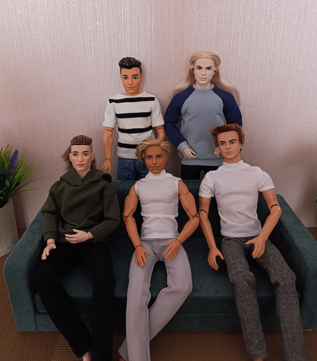 Сверху Себастьян, король Дастин, снизу слева Стив, Коул, капитан Кирк