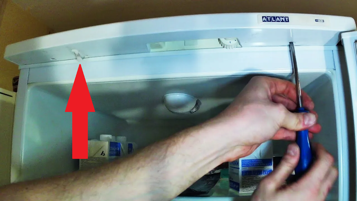 Механический концевой выключатель на бытовом холодильнике марки Атлант