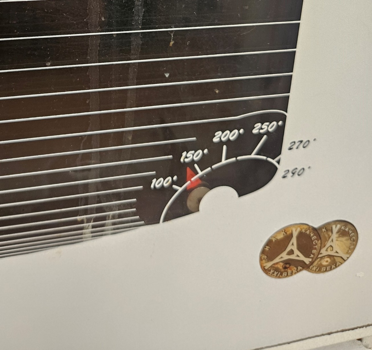 Духовка холодная, а штатный термометр показывает уже 140 ℃...