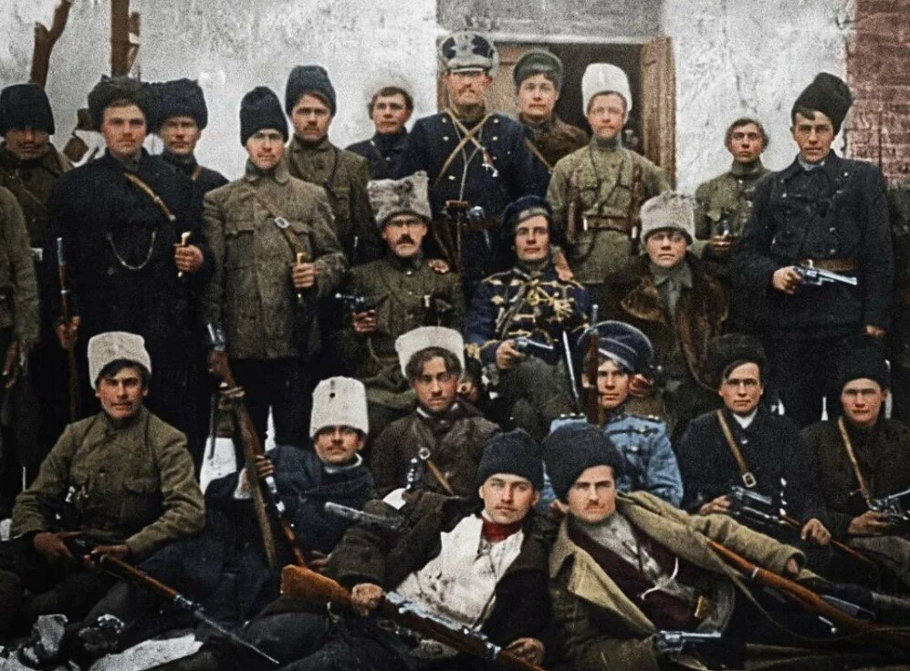 Махновцы не имели униформы и одевались как попало. Иногда носили даже дорогие женские шубы и шапки - все, что смогли награбить