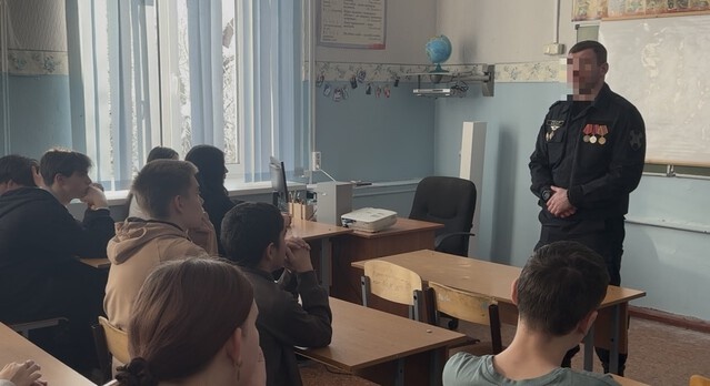 Тверские росгвардейцы в честь юбилея ведомства проводят уроки мужества в школах
