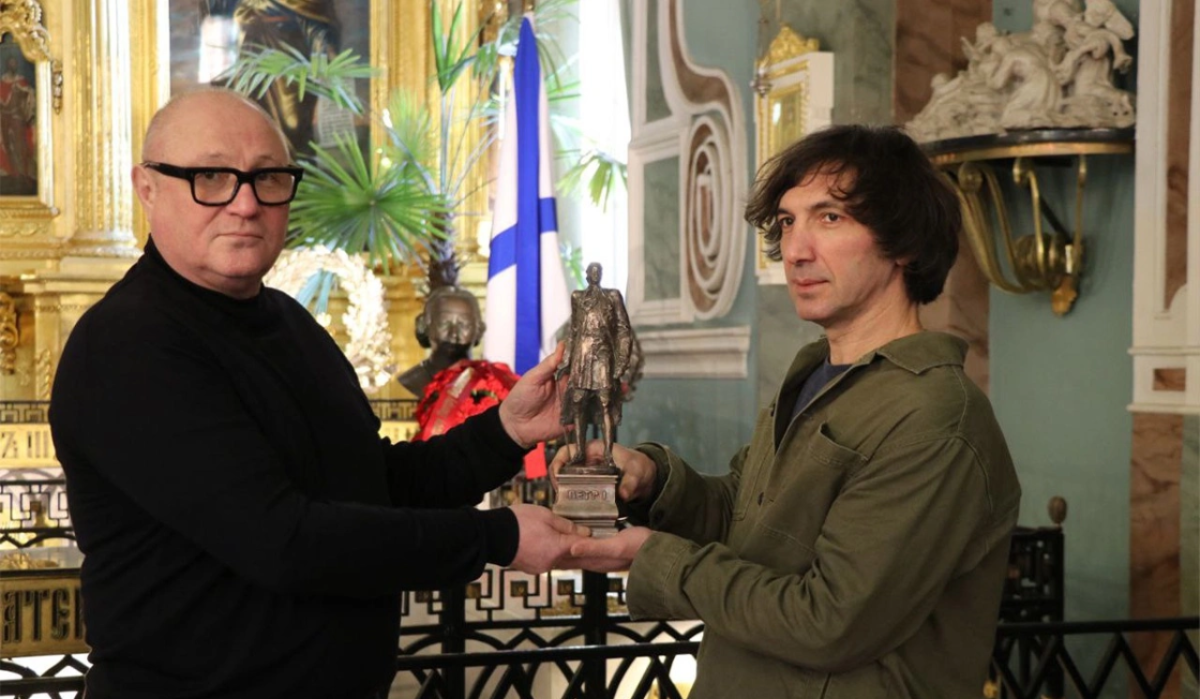     Скульптурный образ Петра I от скульптора Олега Шорова (на фото справа) неканоничен. Источник: rg.ru Автор фото: t.me/spb_museum