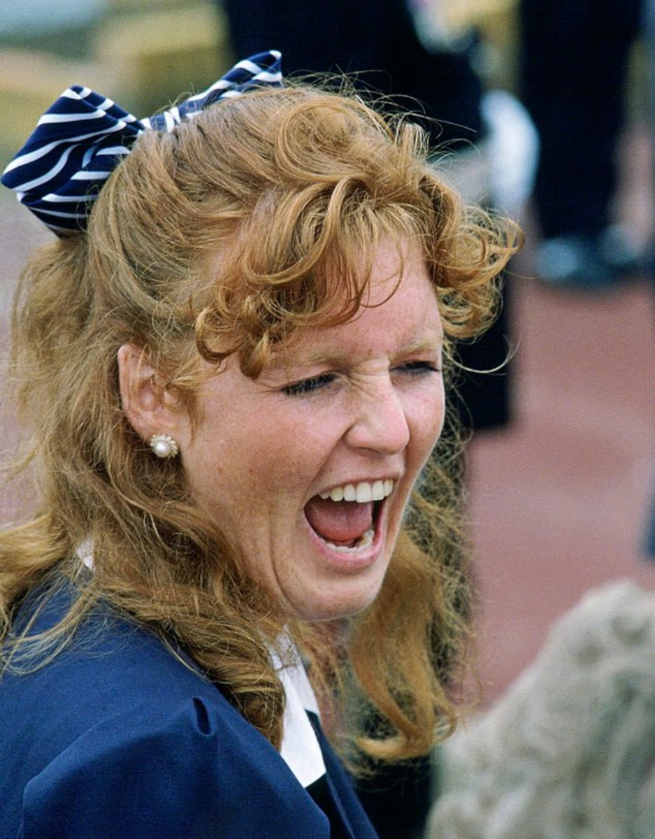 Сара Фергюсон, которую часто называли «герцогиней излишеств», также была известна своим чрезвычайно расточительным образом жизни и экстравагантными тратами, из-за которых к 1994 году она накопила долги на сумму более 3,7 миллиона фунтов стерлингов и завязала тесную дружбу с педофилом Джеффри Эпштейном.