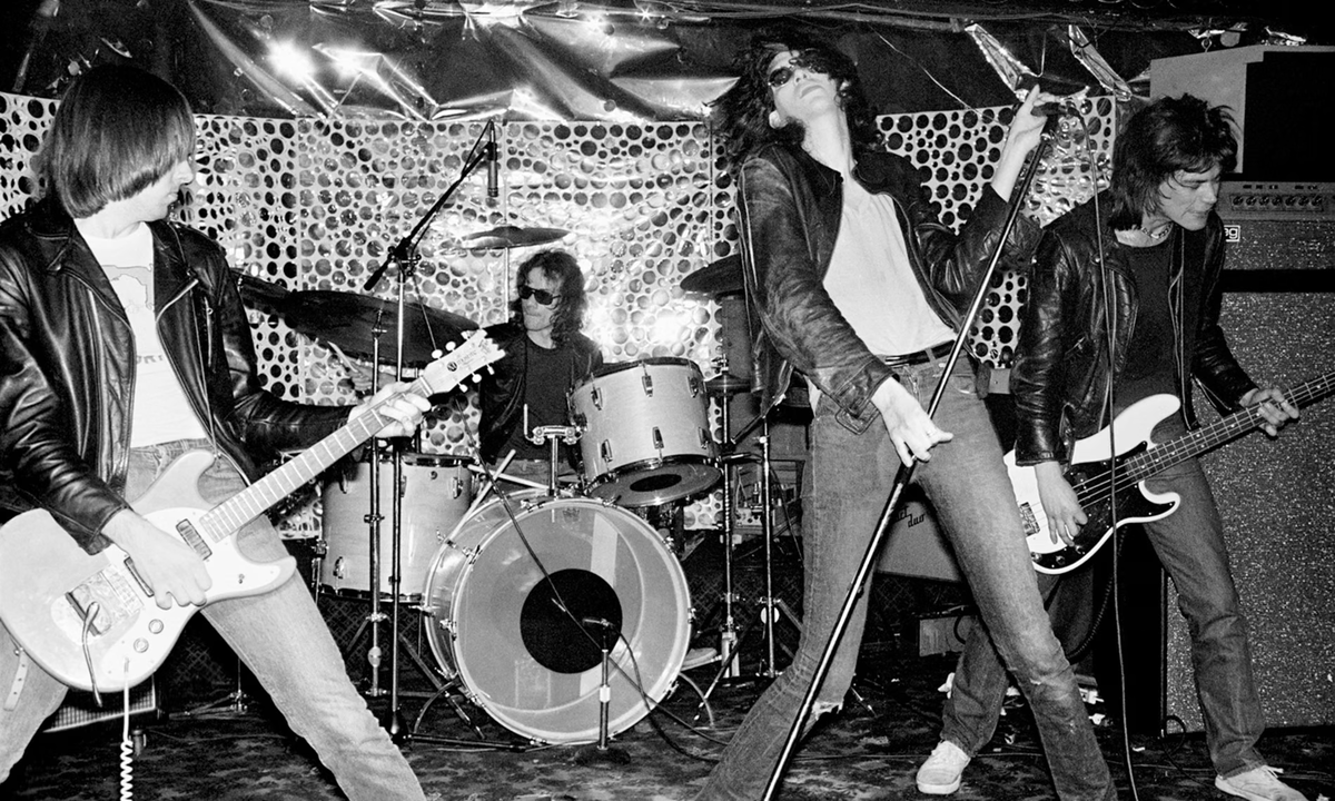В апреле 1976 года The Ramones выступили в клубе Phase V в Нью-Джерси, что стало одним из их первых выступлений за пределами Нью-Йорка. Фото: Дэнни Филдс