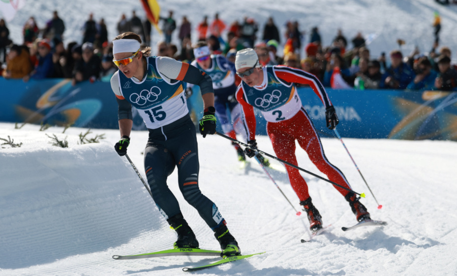    Коростелев (слева) стал четвертым в скиатлоне на Олимпиаде-2026. Фото: Reuters