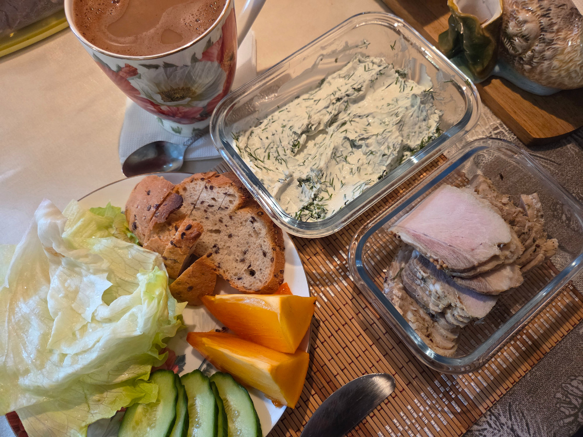 Не пугайтесь, что всего много. Здесь базовой являются тарелка, на которой лежат листья салата Айсберг (люблю больше всего, но могут быть листья салата в горшочках), ломтики свежего огурца, ломтик хлеба, разрезанный на узкие кусочки (можно и без него). Вторая часть -- творожный сыр, смешанный со свежим укропом). Листья Айсберга намазываю творожным сыром... далее могут быть разные паштеты домашнего приготовления или кусочки отварной курицы, индейки, или отварные яйца, или как в этот раз, домашняя буженина. Тоже разрезаю кусочек на узкие полосочки и кладу на лист. Закручиваю рулетиком и ем, запивая чаем, Совсем иногда варю кофе, но это праздник. Чай и кофе без сахара. 