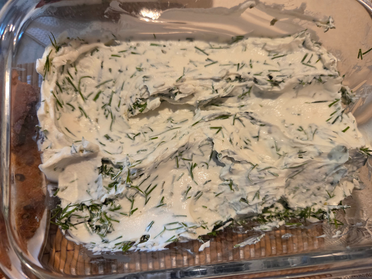 Творожный сыр и много свежего укропа