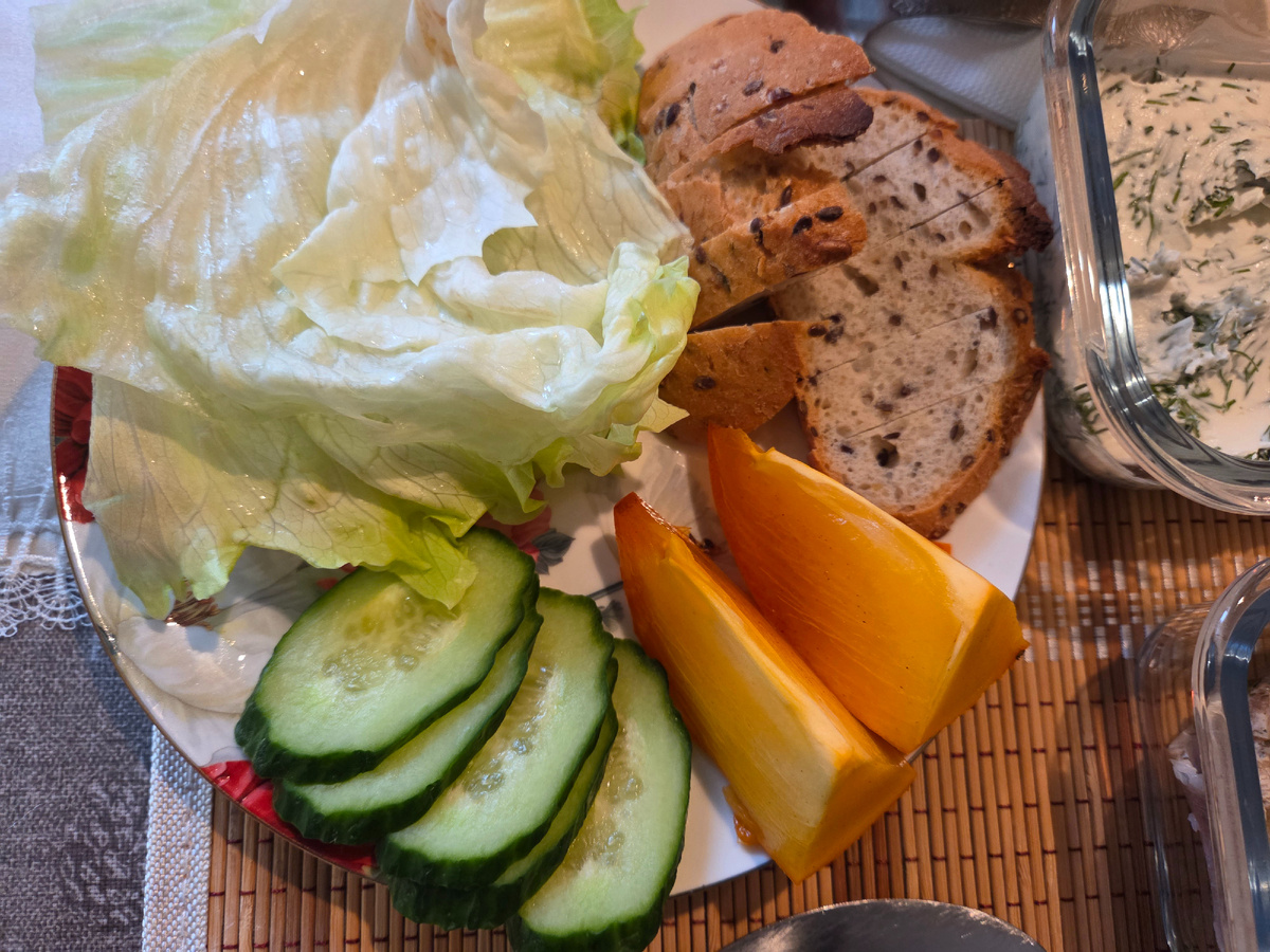 Две дольки хурмы перкрасно подходят к завтраку.