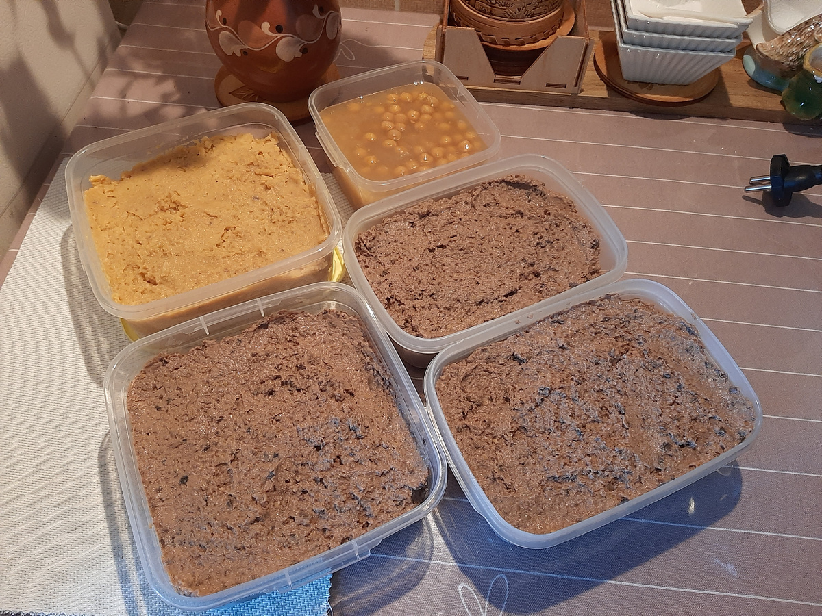 Нутово-грибной и печёночный. Всегда можно сделать больше и заморозить.