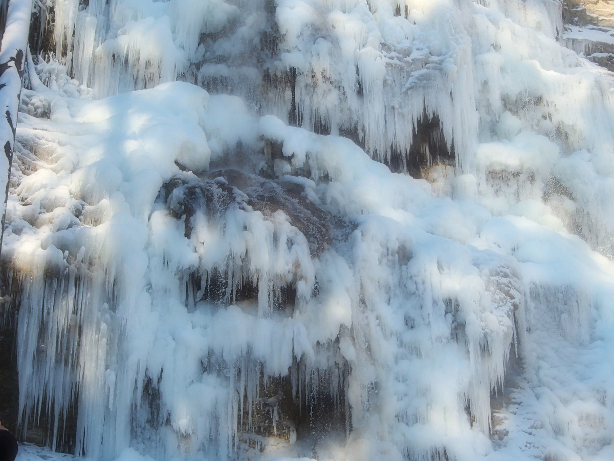 Фрагмент "ледяного" водопада