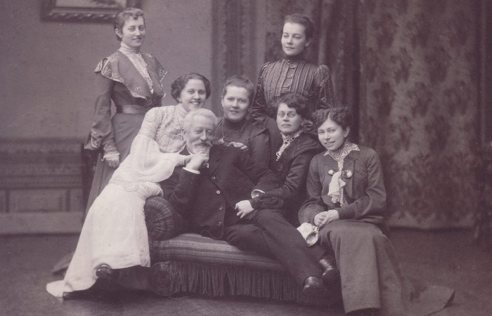 Девочки в купеческой семье.