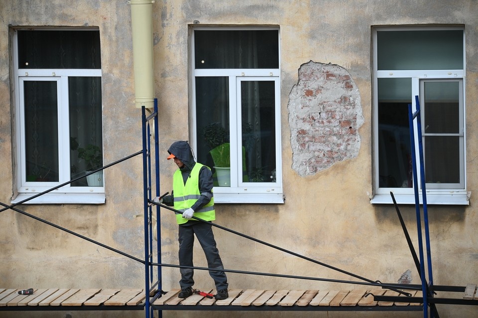    Некачественный капремонт дома на Учительской станет уголовным делом. Алексей БУЛАТОВ