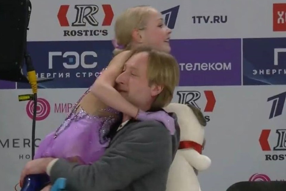    Тренер обнимает спортсменку. Скриншот видео из телеграм-канала Евгения Плющенко.