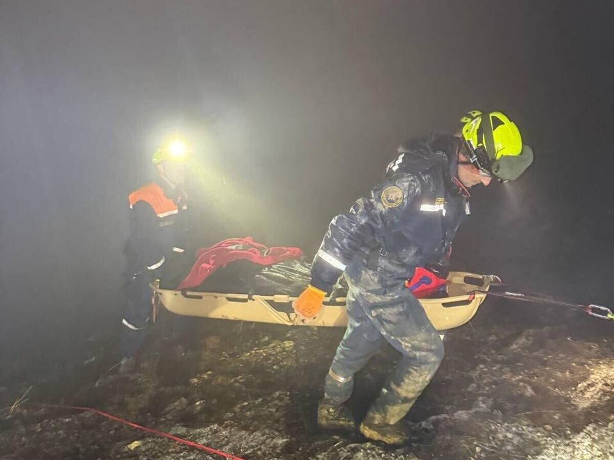    Сотрудники подразделения "Крым-Спас" помогли трем пострадавшим, машина которых упала в обрыв глубиной в Крыму | © Фото : ГКУ РК "Крым-Спас"/ВКонтакте