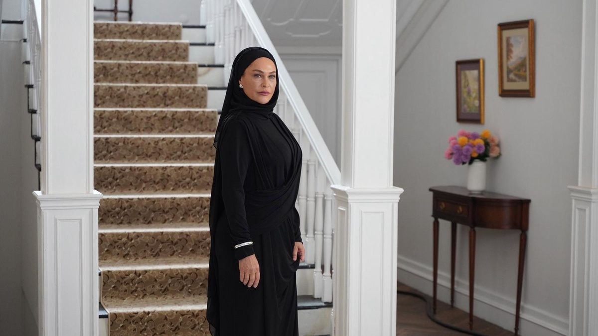 кадр из сериала "Под одним дождем"