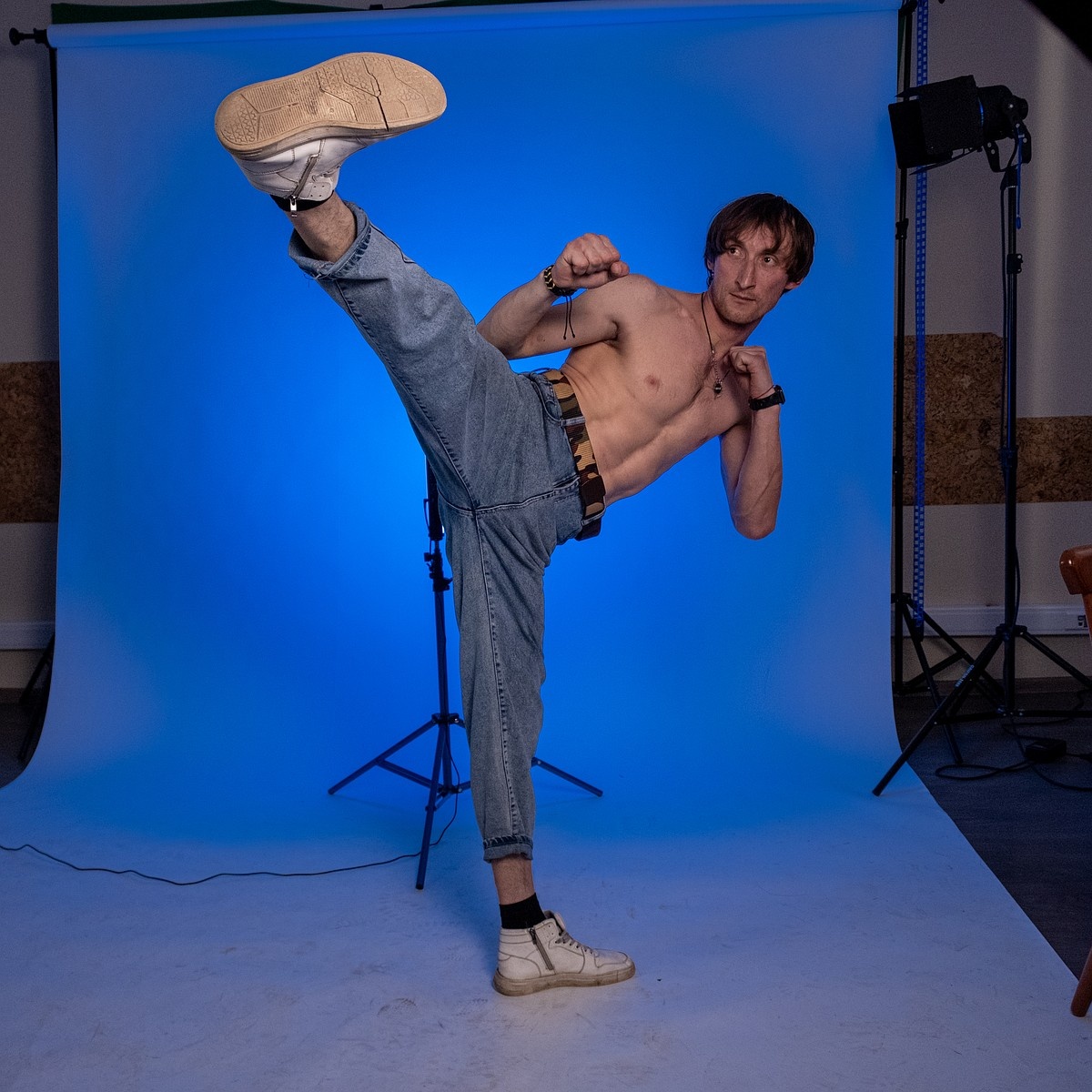 Поначалу подумал, что это - очередной подражатель известнейшего гонконгца. 