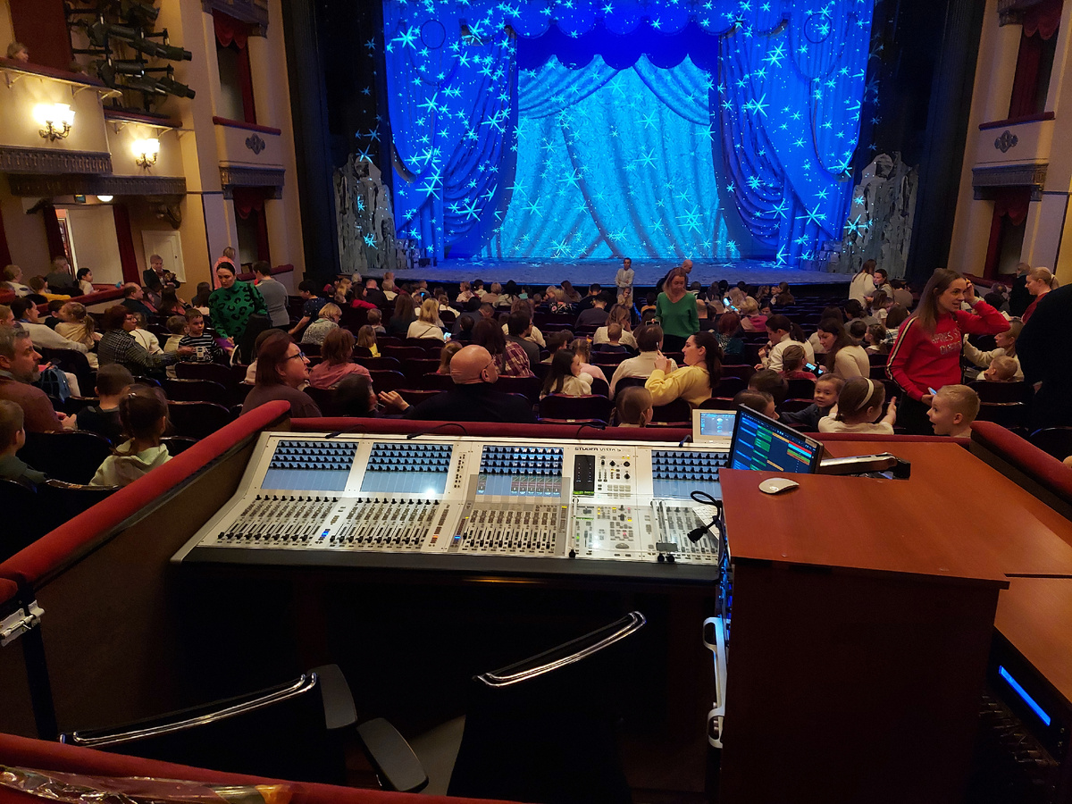 Перед нами был звукорежиссерский пульт. А вы видели его раньше?