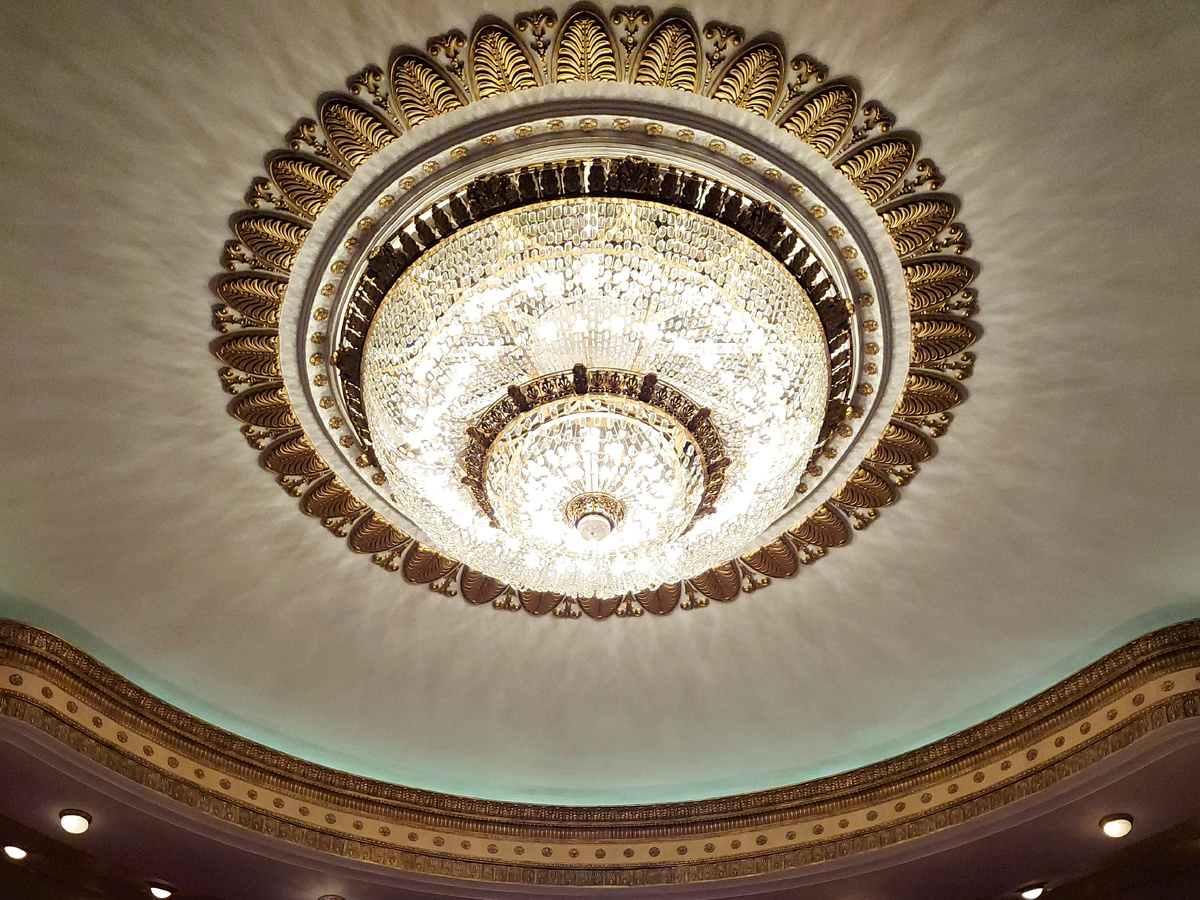 И, конечно, впечатляющая люстра.