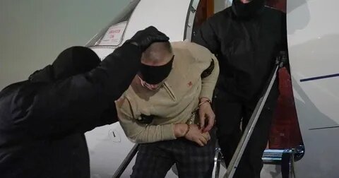 Корбу выводят из самолёта после экстрадиции из ОАЭ. фото: яндекс.