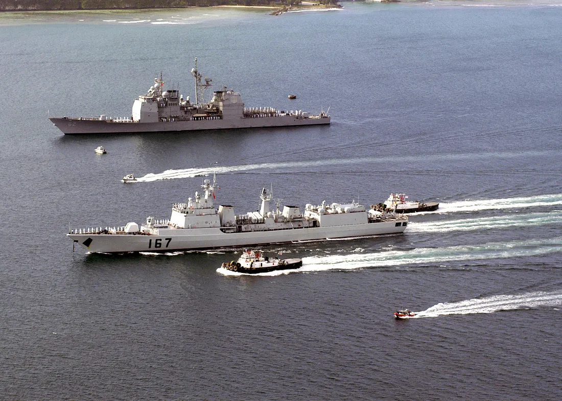 Фото ВМС США, сделанное фотографом 2-го класса Кристофером С. Боргреном II. — Это изображение было опубликовано ВМС США.