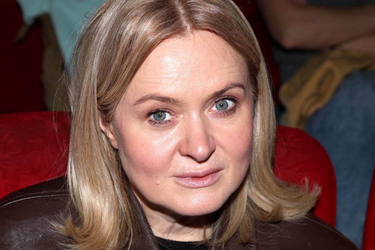     Анна Михалкова сняла мужа и сыновей в ресторане