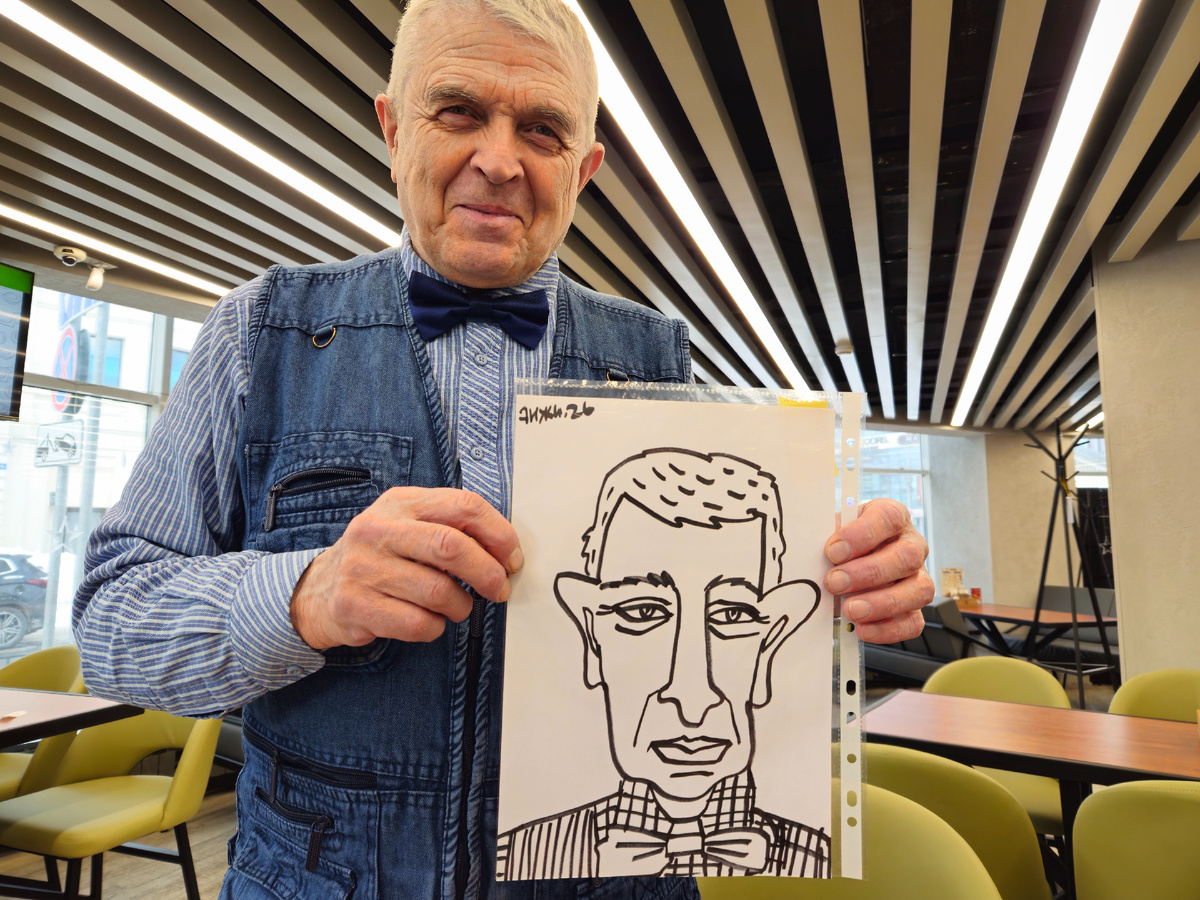 Папа со своим портретом авторства Анжелики Горюновой  (Омск)..Фото: Марина Н. Макарова, Омск, 8фев26. 