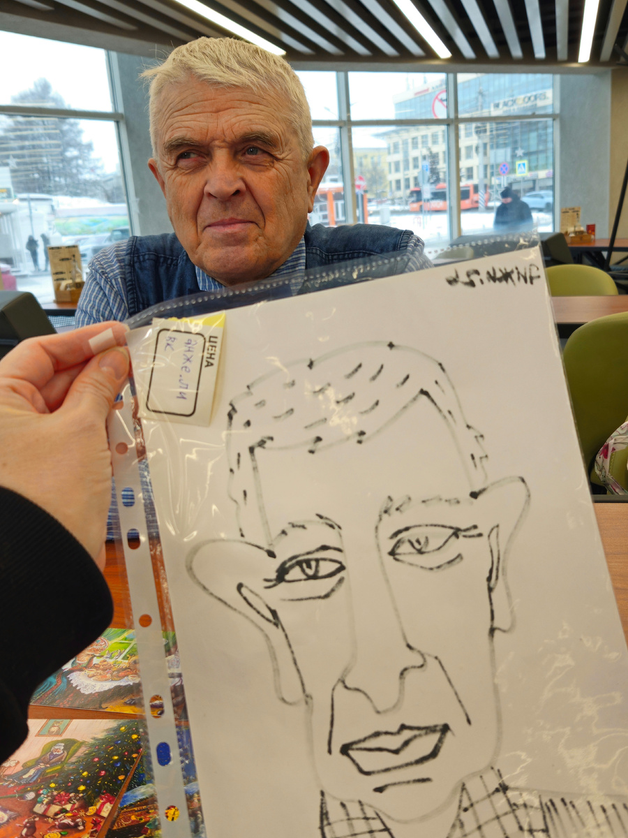 Папа со своим портретом авторства Анжелики Горюновой  (Омск)..Фото: Марина Н. Макарова, Омск, 8фев26. 