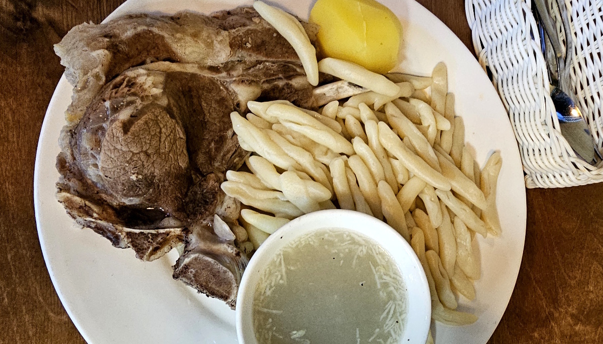 Жижиг-галнаш обязательно стоит попробовать тем, кто путешествует по республике. Это блюдо значится в списках «что попробовать в Чечне» под №1