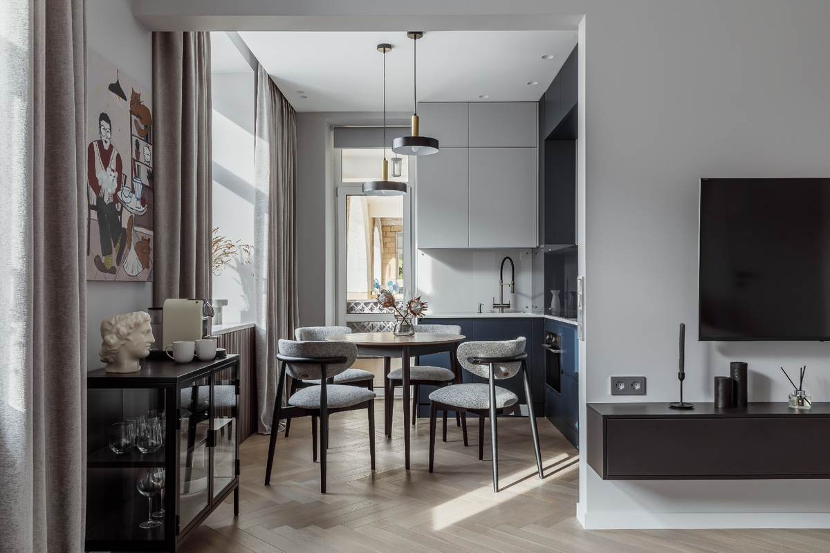 Вид из гостиной на кухню и лоджию 