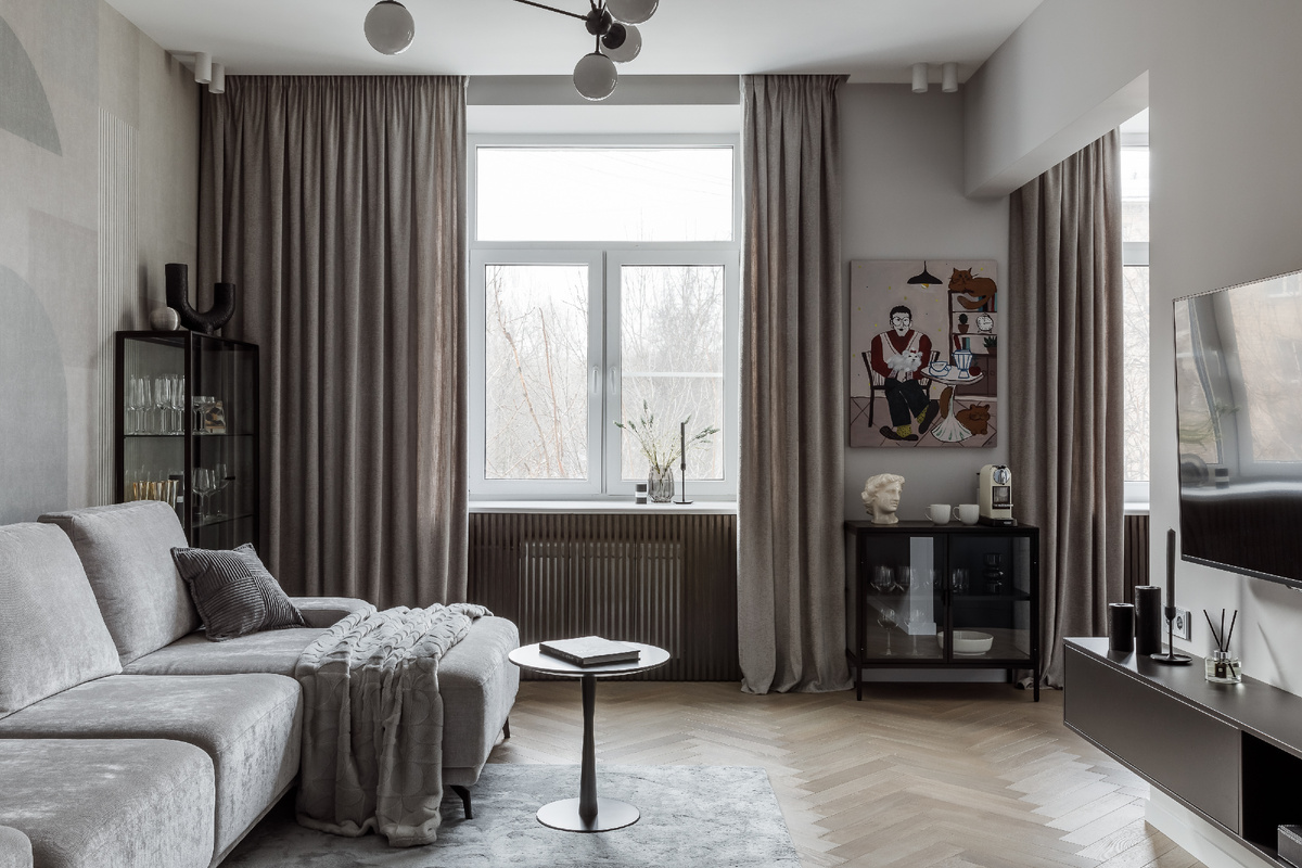 Гостиная. Я часто ставлю в проект свои картины. "За чаем"- как раз над буфетом с кофемашиной.