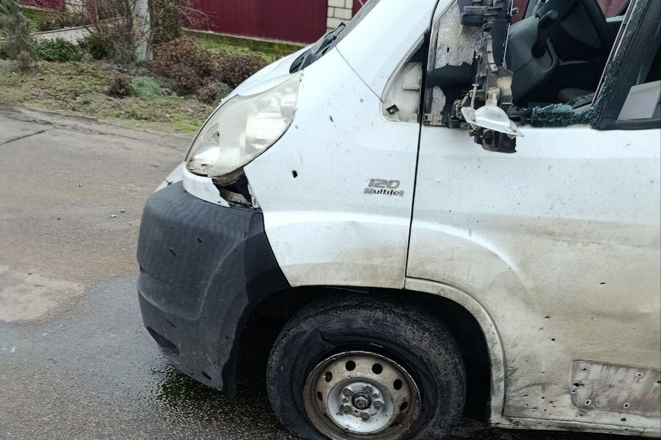    Боевики обстреляли мирный микроавтобус. ФОТО: ТГ-канал Владимира Сальдо.