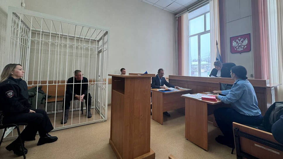 Андрей Лиханов (второй слева).📷Фото: Кушвинский городской суд