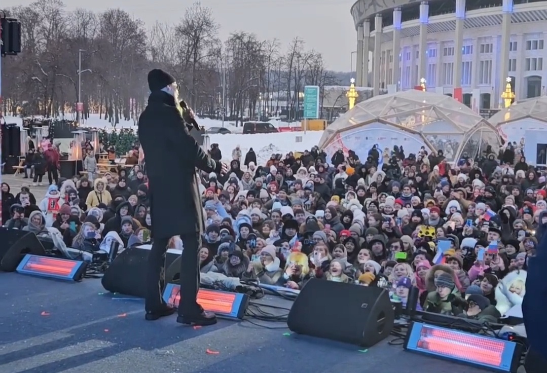 Shaman на открытой сцене в мороз. Зрители горячо встречают артиста.
