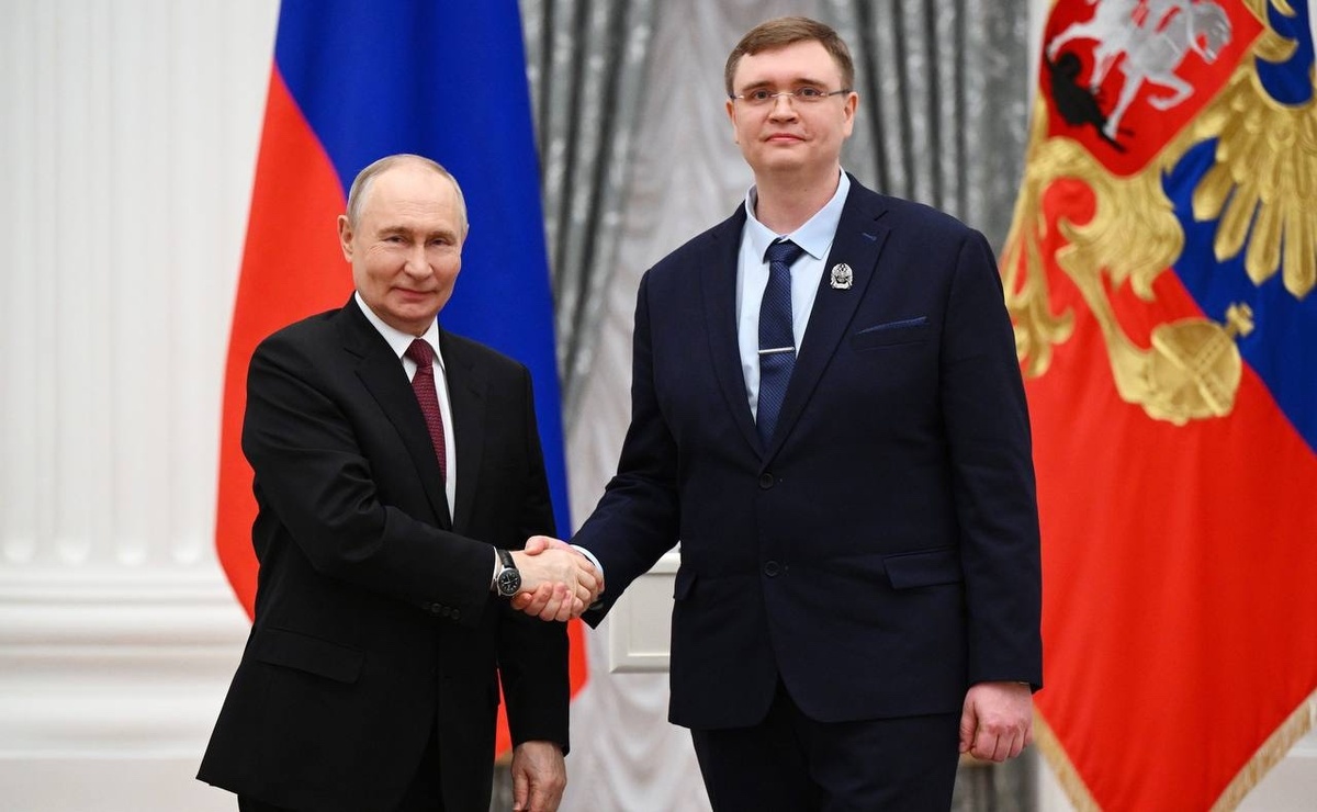 Александр Аникин - заместитель директора отделения – начальник научно-исследовательского отдела «ВНИИНМ» на церемонии с Президентом Российской Федерации Владимиром Путиным. Источник: АО «ВНИИНМ».