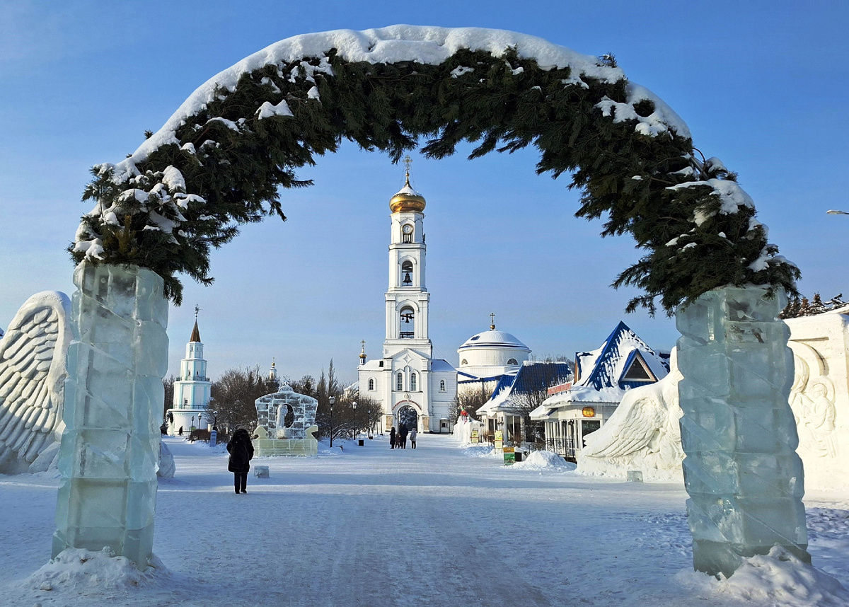 Раифа. Арка на входе. 2026. Фото. Изящный гиппопотам.         