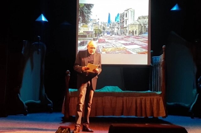    Борис Егоров читает со сцены свой рассказ «Бакинские дворики». Фото: АиФ/ Татьяна Черных