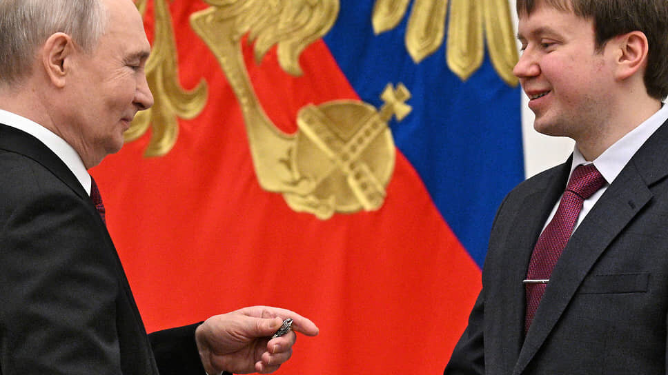 Президент России Владимир Путин (слева) и доцент механико-математического факультета Московского государственного университета имени М.В. Ломоносова Владислав Кибкало (справа).📷Фото: Глеб Щелкунов / Коммерсантъ