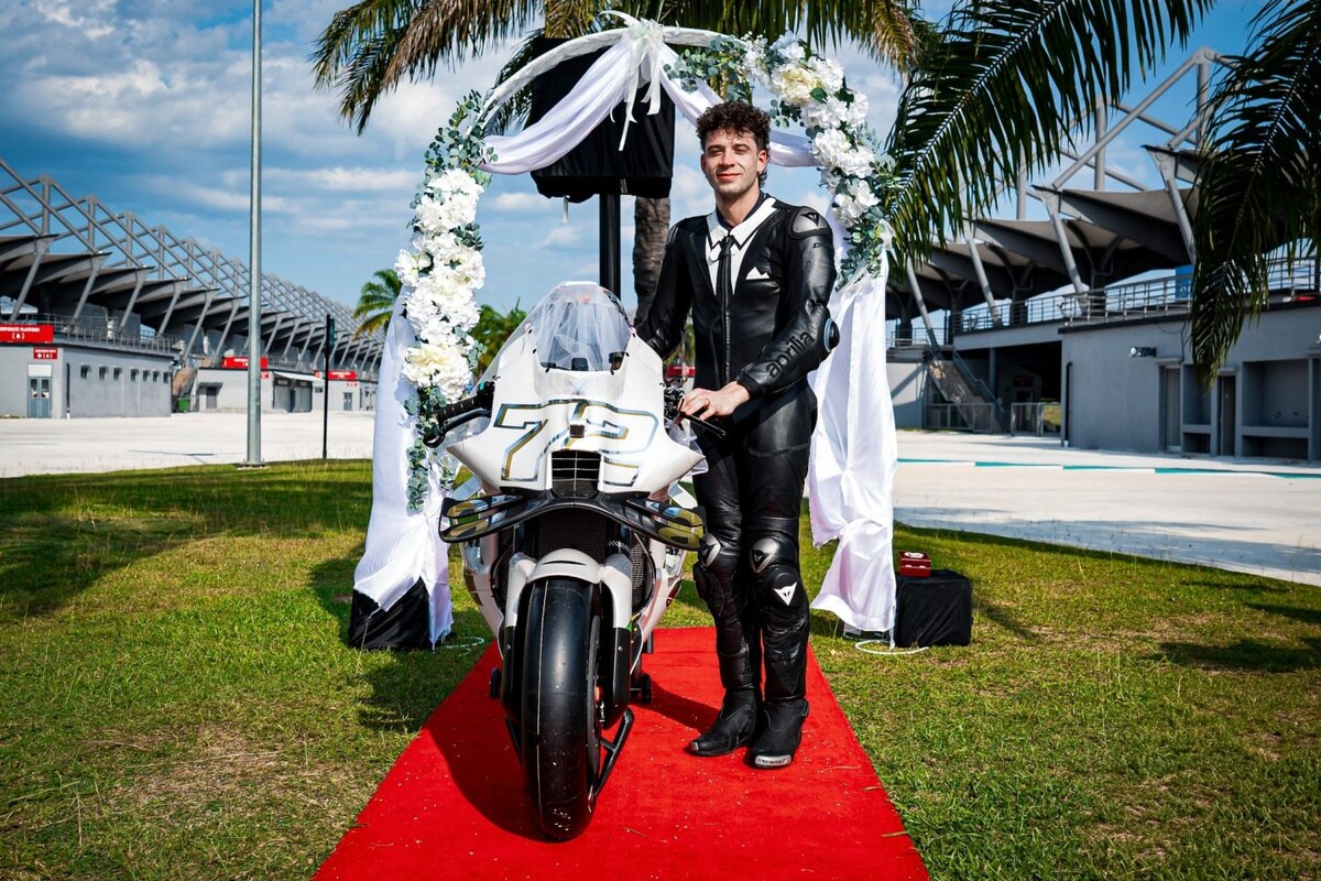    «Свадьба» Aprilia RS-GP26 и Марко БеззеккиФото: Aprilia Racing
