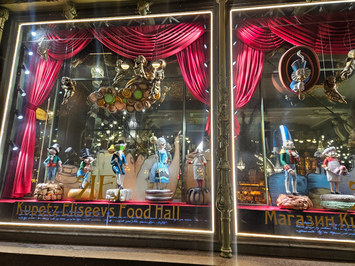 Красивая витрина Елисеевского магазина у входа в театр.
