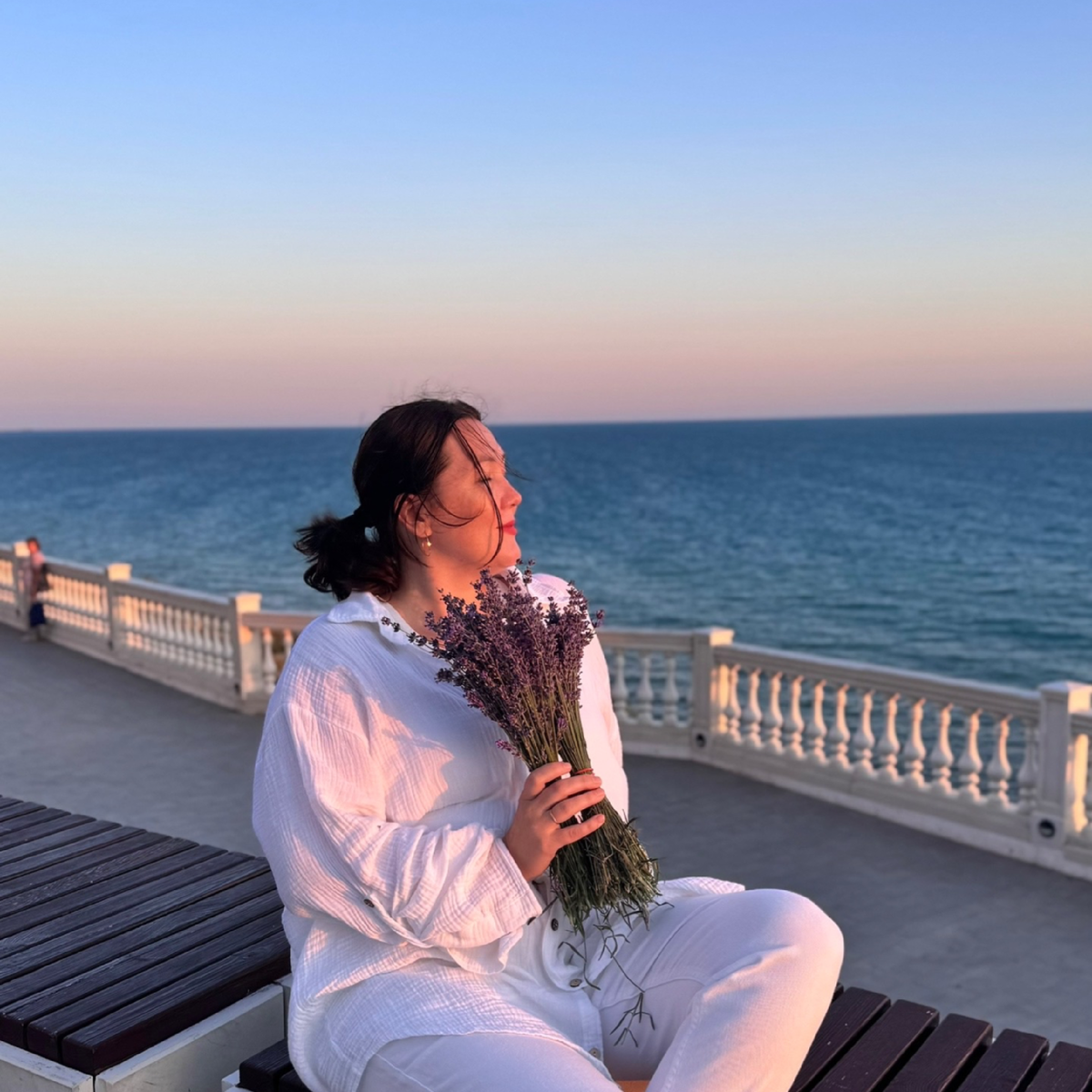 Привет, я Оксана. В марте 2024 года мы переехали из Перми в Анапу. Мы семья медиков. Муж работает на скорой, я занимаюсь детьми (их у нас трое)  и веду блоги в социальных сетях. Подписывайтесь и следите за жизнью многодетной семьи на берегу Черного моря.