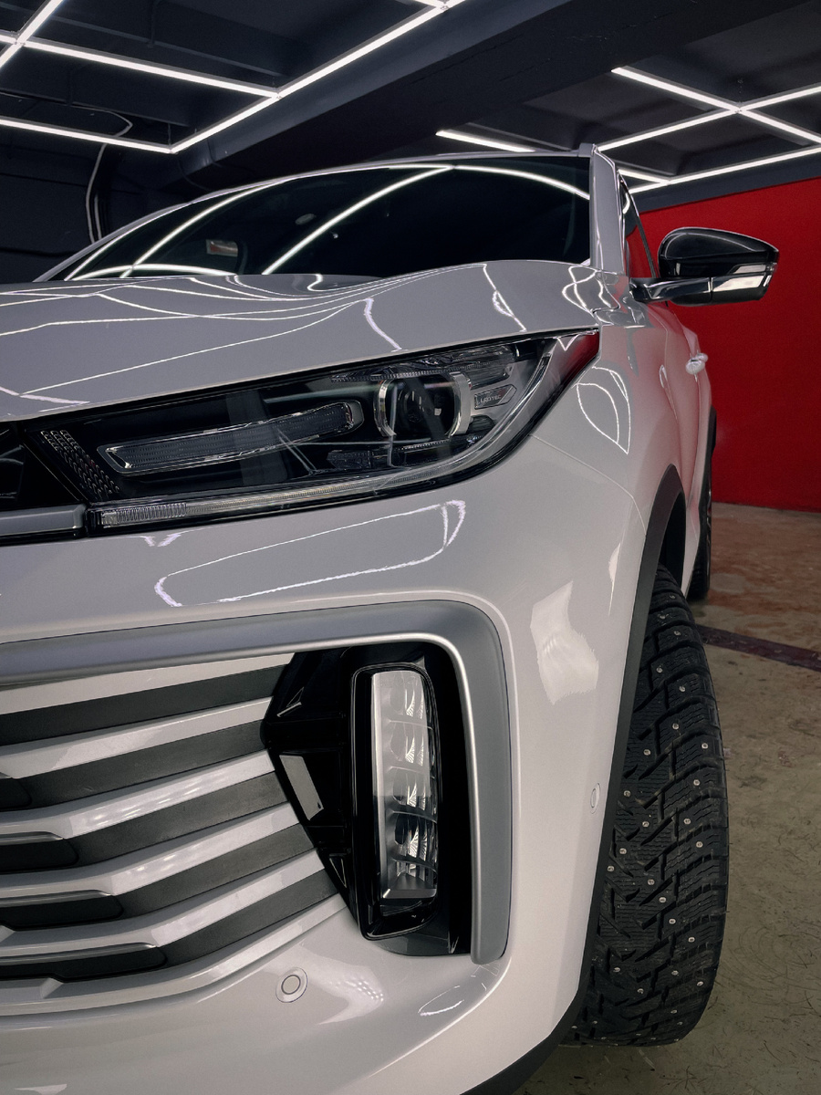 Оклеенный прозрачной пленкой автомобиль