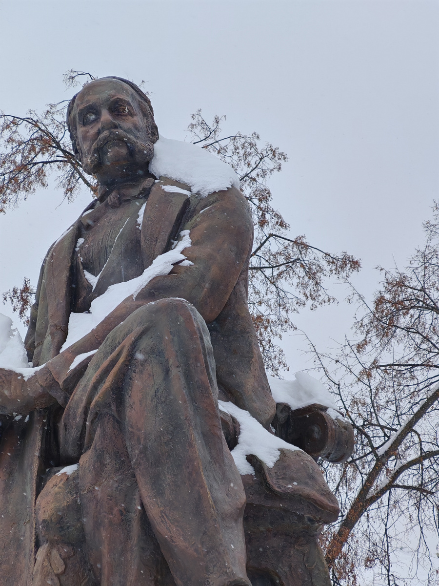 Памятник Гончарову в сквере имени Гончарова на улице Гончарова. Фото автора 