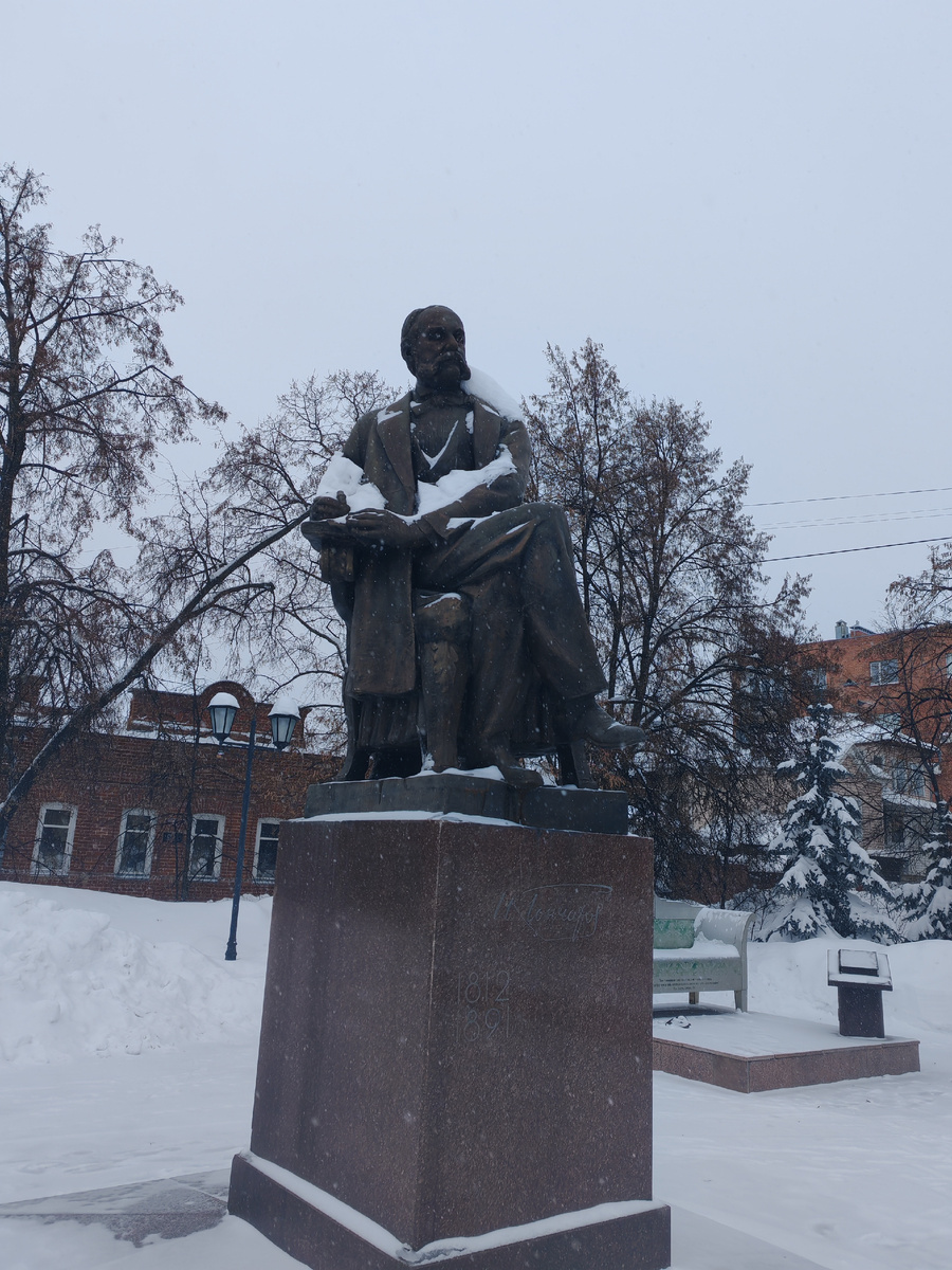Памятник Гончарову в сквере имени Гончарова на улице Гончарова. Фото автора 