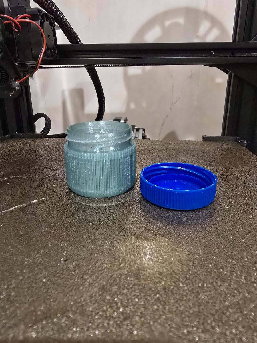 Контейнер из бутылок "Боржоми" крышка на фото с бутылки из под молока "Кубанская Бурёнка"